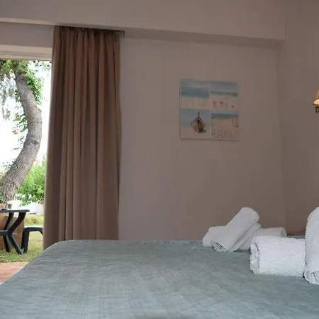 Marzi Beach And Bungalows Kokkónion