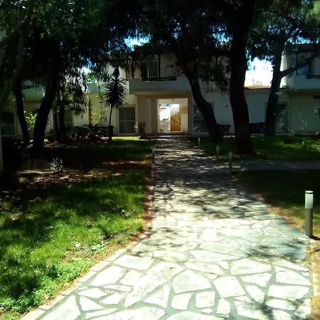 Marzi Beach And Bungalows Kokkónion