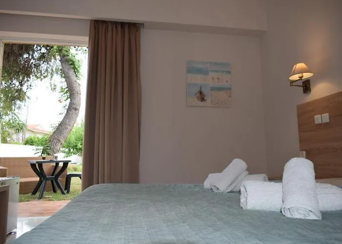 Marzi Beach And Bungalows Kokkónion