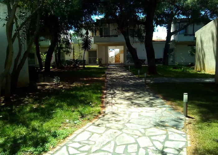 Marzi Beach And Bungalows Kokkónion